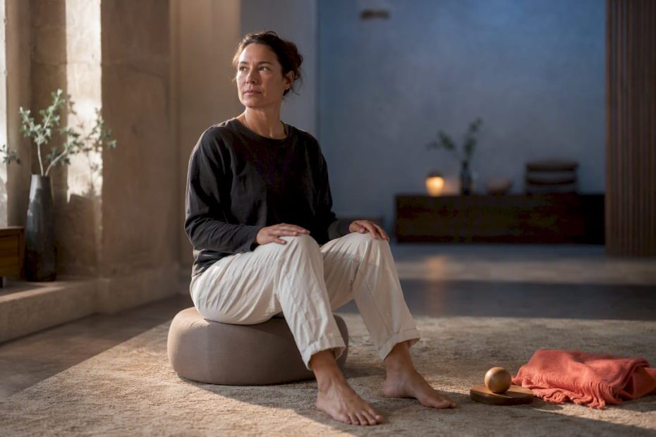 Person macht eine Übung zur ruhigen Orientierung im Therapieraum