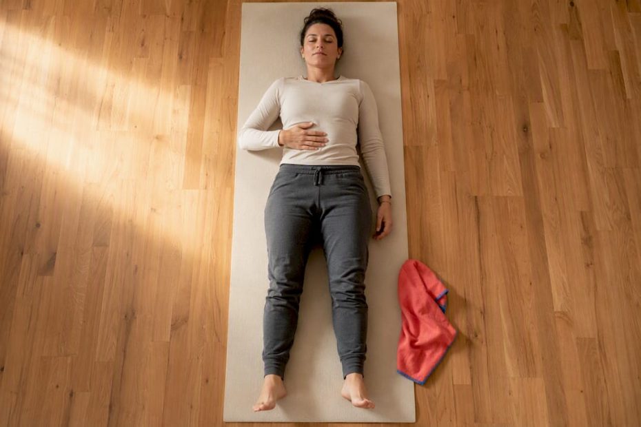 Person macht einen physiologischen Seufzer