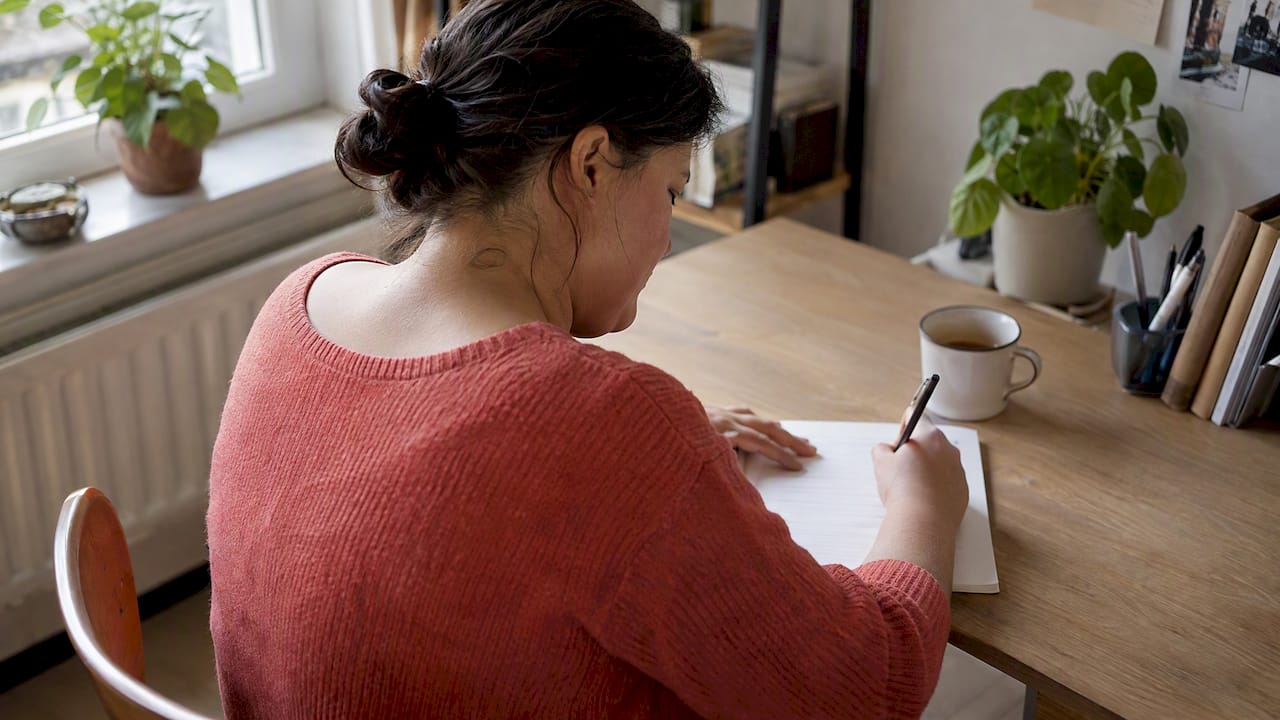 Eine Frau schreibt einen persönlichen, einfühlsamen Brief